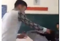 Phẫn nộ thanh niên đập đầu nữ sinh xuống bàn học chửi thô tục
