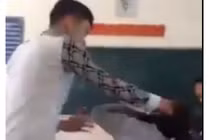 Phẫn nộ thanh niên đập đầu nữ sinh xuống bàn học chửi thô tục