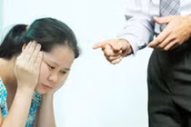 Phẫn nộ con dâu hỗn hào không cho bố chồng bế cháu