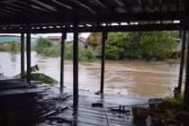 Ảnh: Nước lũ cuồn cuộn đổ về, dân ăn mì tôm qua bữa