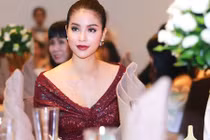 Phạm Hương khoe chân dài miên man với váy xẻ cao