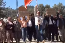 Trai làng biểu tình vì không được gái làng yêu