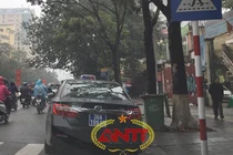 Bà hội đồng đi xe biển xanh bạc tỷ, gắn còi ưu tiên