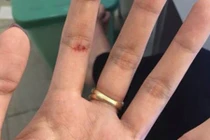 Tên cướp dùng súng khống chế chủ cửa hàng cướp 30 triệu 