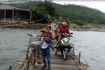 Dân trong "ốc đảo" phó mặc sự sống cho chiếc cầu mục nát