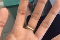 Tên cướp dùng súng khống chế chủ cửa hàng cướp 30 triệu 