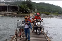 Dân trong "ốc đảo" phó mặc sự sống cho chiếc cầu mục nát