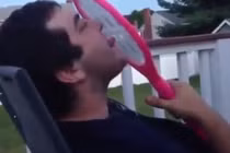 Thanh niên lấy lưỡi liếm vợt muỗi điện và cái kết đắng