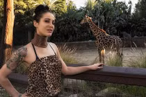 Rùng rợn gái trẻ kéo dài cổ để giống...hươu cao cổ