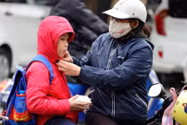 Ảnh: Người Hà Nội co ro trong gió lạnh 17 độ C