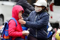 Ảnh: Người Hà Nội co ro trong gió lạnh 17 độ C