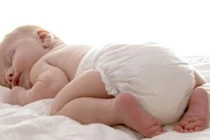 Bé gái chết thảm sau khi được bố... thay bỉm