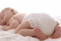 Bé gái chết thảm sau khi được bố... thay bỉm