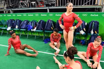 Soi trang phục của vận động viên thể dục dụng cụ Mỹ