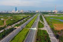 Ảnh: Cỏ dại um tùm suốt 24km Đại lộ Thăng Long tốn 53 tỷ cắt tỉa