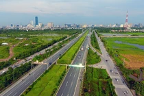 Ảnh: Cỏ dại um tùm suốt 24km Đại lộ Thăng Long tốn 53 tỷ cắt tỉa