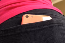 Giữ điện thoại trong túi quần có thể gây vô sinh