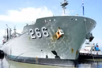 Tàu quân sự khổng lồ của Australia thăm Việt Nam