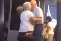 Bão mạng cụ ông ôm hoa tình tứ đón vợ ở sân bay 