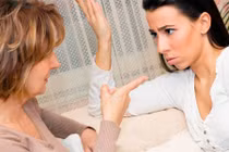 Tiếng gõ cửa đêm đêm của mẹ chồng quyền cao chức trọng