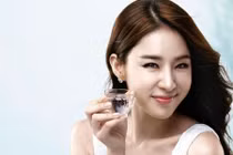 Đòn cao thủ của vợ khi biết bồ của chồng dưới gầm giường 