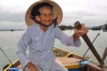 “Cụ bà đẹp nhất thế giới” vẫn chèo ghe