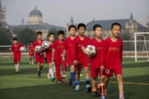 Đột kích vào lò đào tạo trẻ lớn nhất hành tinh