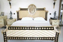 Soi phòng ngủ hoàng gia lộng lẫy của người đẹp Việt