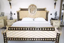 Soi phòng ngủ hoàng gia lộng lẫy của người đẹp Việt