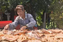 Làng nghề dưa kiệu, khô cá “hốt” bạc dịp giáp Tết