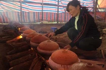 Trào nước mắt, nứt da vì kho cá thuê, kiếm tiền triệu mỗi ngày