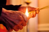 Thắp hương liên tục trong 3 ngày Tết có sai lầm?