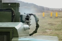 Robot chiến đấu bắn súng bằng cả 2 tay siêu đẳng 