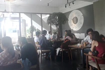 Quán cà phê máy lạnh Sài Gòn hết chỗ cho khách trốn nắng