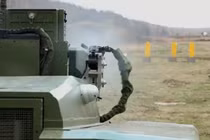 Robot chiến đấu bắn súng bằng cả 2 tay siêu đẳng 