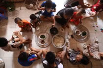 Ảnh: Cuộc sống của gia đình sinh 14 đứa con giữa Hà Nội