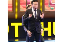 Hari Won phản ứng lạ khi Trấn Thành bị “sàm sỡ” trên sân khấu 