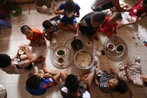 Ảnh: Cuộc sống của gia đình sinh 14 đứa con giữa Hà Nội