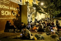 Phụ huynh Sài Gòn ngủ vỉa hè chờ nộp hồ sơ xin học cho con