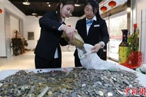 Trung Quốc: Nổ lốp vì vác bao tải tiền xu đi mua xe sang 