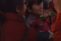 Fan nữ mê mẩn lần đầu được chạm vào người Tuấn Anh