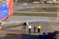 Hãi hùng Boeing 737 rơi cánh khi đang bay