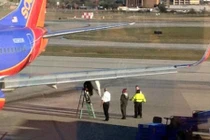 Hãi hùng Boeing 737 rơi cánh khi đang bay