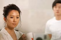 Suýt ngất khi phát hiện bảng lương khủng của vợ 