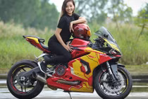 Nữ biker 9X "ngầu" cùng Ducati 959 Iron Man tại Sài Gòn