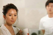 Suýt ngất khi phát hiện bảng lương khủng của vợ 