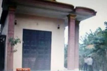 Chồng đổ thuốc sâu vào miệng vợ rồi đi ngủ