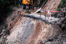 Ảnh: Sạt lở đất chia cắt nhiều tuyến đường miền núi Quảng Nam