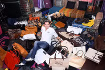 Gánh nợ 20 tỷ, Mr Đàm vẫn sắm hàng hiệu thế này 