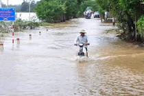 Ảnh: Lũ rút hai ngày, hàng nghìn dân Bình Định vẫn bị cô lập